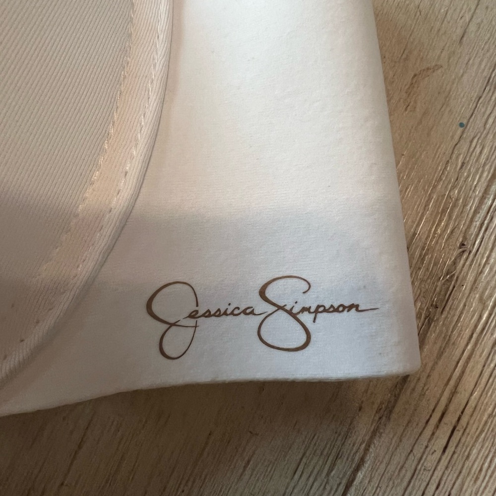 Jessica Simpson bra - Picture 3 of 4